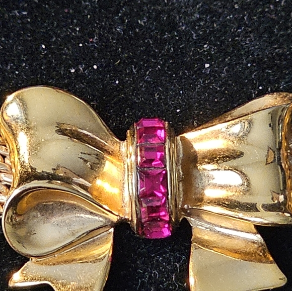 VINTAGE 16INCHES NECKLACE GOLDTONE, STAMPED. WITH A LETTER ON BACK OF BOW - Picture 1 of 11